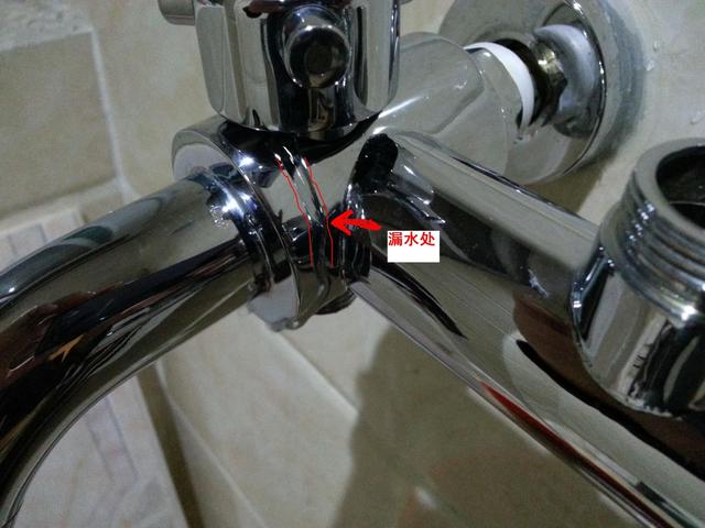 浴室花洒漏水修理方法（媳妇总说洗完澡花洒漏水）(1)