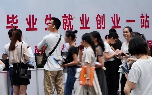 窗户纸被揭开，2023年大学生就业怎么样？双一流高校就业率仅15%