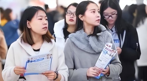 窗户纸被揭开，2023年大学生就业怎么样？双一流高校就业率仅15%