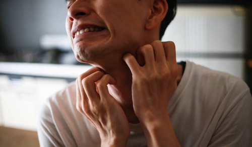 40岁男子喉咙不适以为咽炎,4天后大呕血怎么办