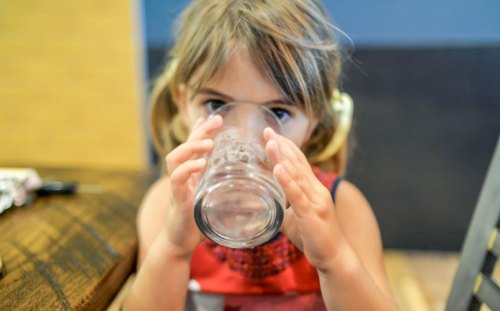 曝出“夺命保温杯”,热水进毒水出,很多人还在给孩子用