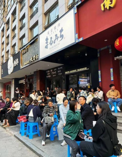  俊男靓女排队到她家吃豆腐。这家40平米小店可能是杭州最真实的韩国料理