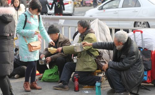 不管是在城市或者是农村,这两年乞丐突然变少了