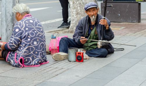 不管是在城市或者是农村,这两年乞丐突然变少了