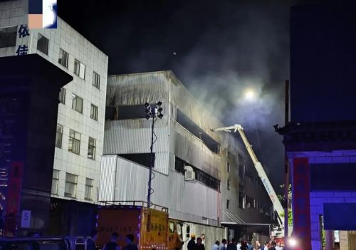  浙江武义一厂房发生大火，已有11人遇难，事发工厂是做金属门窗的