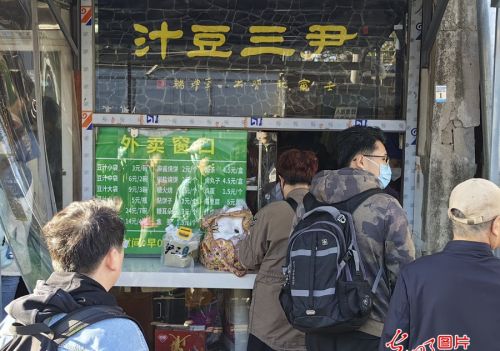 北京：街边豆汁为城市增添烟火气