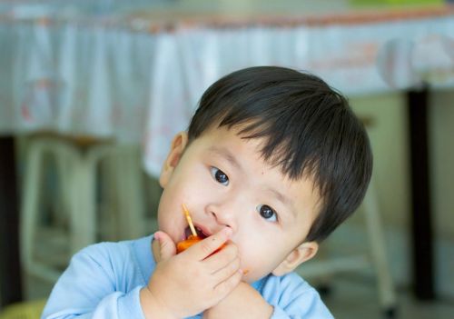 孩子吃了木薯去上幼儿园后，不幸中毒离世，儿童饮食误区要避开