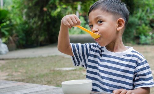 孩子吃了木薯去上幼儿园后，不幸中毒离世，儿童饮食误区要避开