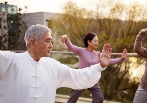 中老年人延缓衰老，运动方式要选对，3个健身误区可能加速衰老