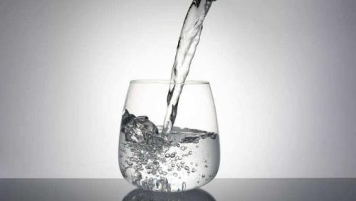 一天八杯水科学吗？肾脏健康，喝水方式很关键，3个常识必不可少