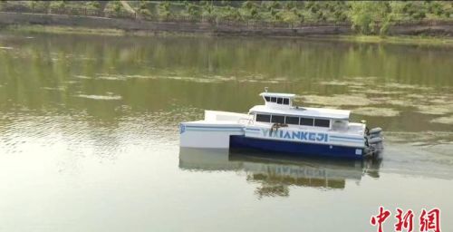 民用新能源水面无人清漂船在重庆万州投入量产