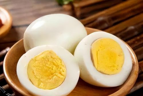 每天坚持吃1个鸡蛋的人,和不吃的人有哪些不同