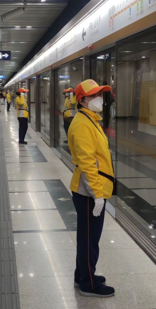 北京地铁取消强制戴口罩后，多数乘客仍坚持佩戴