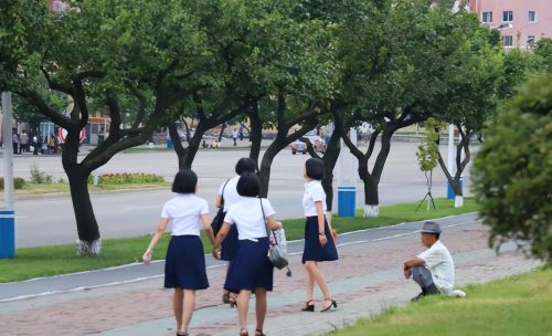 游客去朝鲜旅行，让当地人感到很困惑，为何他们会这样做？