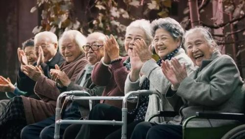 日本游客来到了中国之后非常的疑惑，为什么中国老人不用上班呢？