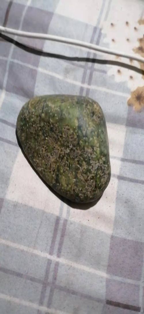 橄榄绿陨石有几种图片(橄榄绿陨石的价格多少钱一克)