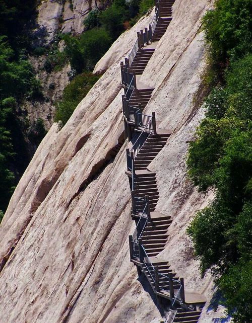 自古华山一条路下一句(自古华山一条路,无限风光在险峰)