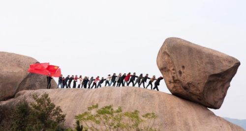 世界上“神奇”的三块石头，一块屹立在中国，许多游客慕名而来！