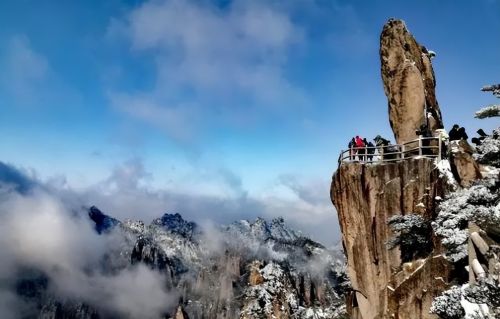 世界上“神奇”的三块石头，一块屹立在中国，许多游客慕名而来！