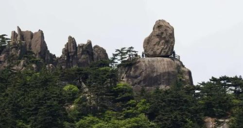 世界上“神奇”的三块石头，一块屹立在中国，许多游客慕名而来！