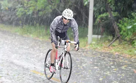 下雨天骑行是一种什么体验(适合下雨天用的音乐)