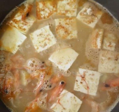 虾头番茄豆腐汤的做法(鲜虾番茄豆腐汤)