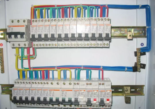配电箱内空气开关如何安装?配线有何要求呢(配电箱里的空气开关安装方法)