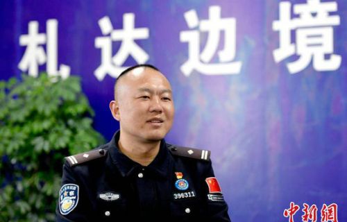 西藏“土林环绕之地”派出所民警：做力所能及的事 拉近警民关系