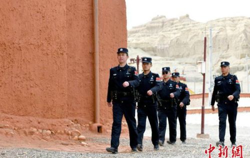 西藏“土林环绕之地”派出所民警：做力所能及的事 拉近警民关系