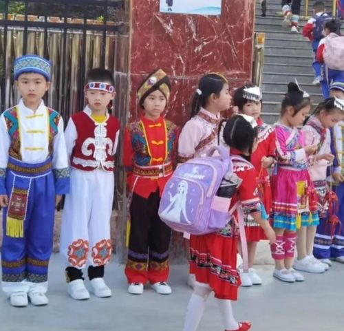 广西一小学，为庆祝三月三，全体师生穿着各式的民族服装去学校。