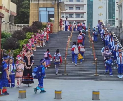广西一小学，为庆祝三月三，全体师生穿着各式的民族服装去学校。