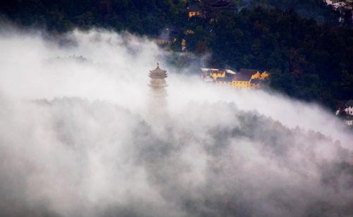 九华山，古称陵阳山、九子山，为“中国佛教四大名山”之一