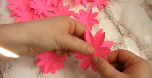 纸艺小课堂，带你学习如何制作花型风铃的方法，趣味十足！