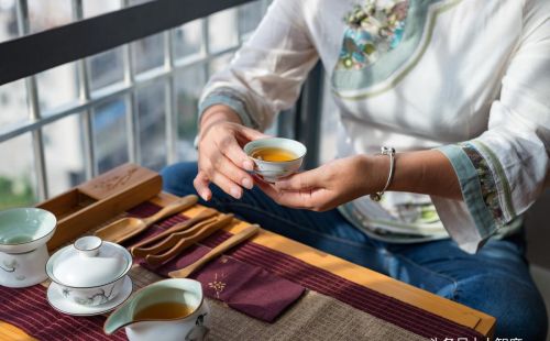 上联:三杯拂剑舞秋月;下联怎么对应(上联:三杯拂剑舞秋月;下联怎么对联)