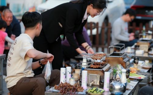 淄博烧烤火出圈，大学生组团来火上浇油，清北的学生还有人免单？