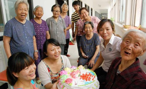 养老院的老人平常都在干嘛呢(养老院的老人平常都在干嘛工作)