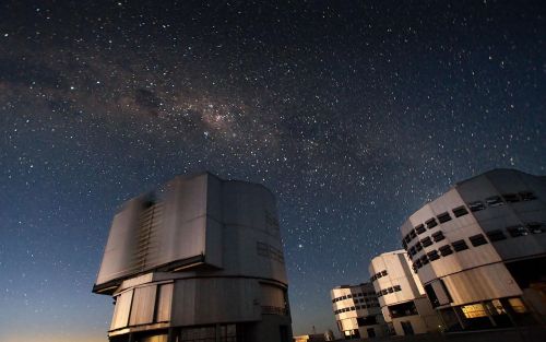 太阳和星星为什么会发光(太阳在宇宙中为什么不掉下去)