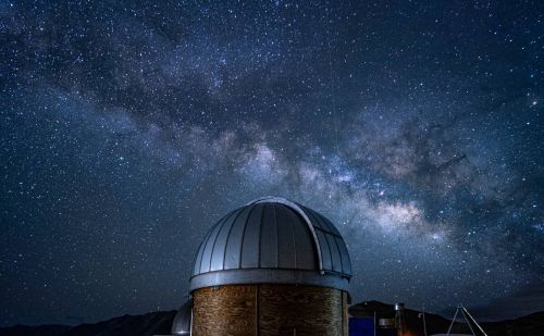 太阳和星星为什么会发光(太阳在宇宙中为什么不掉下去)