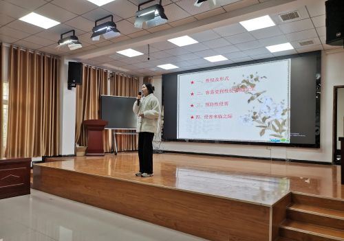 花开无声,守护绽放主题班会(花开无声,守护绽放主题班会简报)