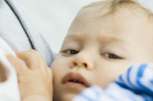 新生儿的喂养与护理:泌乳少的妈妈该怎样催乳呢(新生儿催奶)
