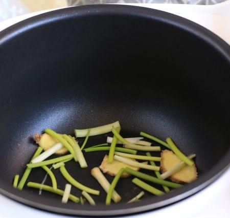 简单电饭锅焗三杯鸡的做法(简单电饭锅焗三杯鸡要多久)