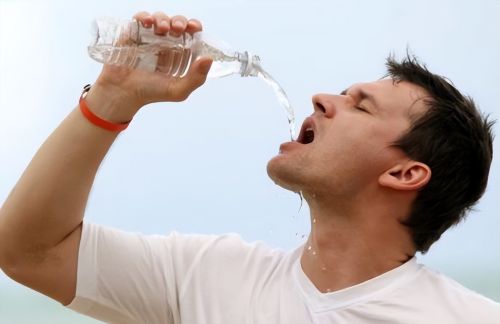喝水过多与喝水过少,哪个危害大?不想伤肾了