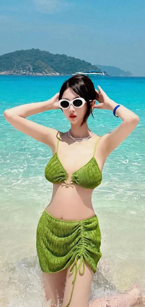 美女沙滩嗮太阳图片(沙滩内衣可以平时穿吗)