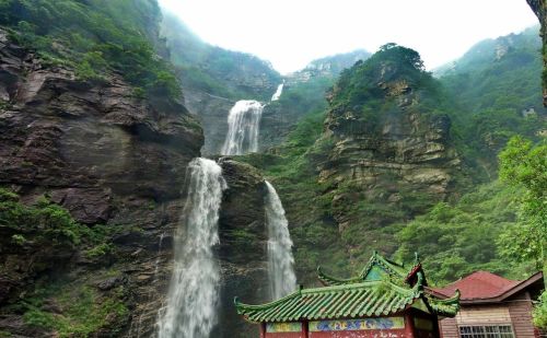 庐山位于江西省九江市，耸峙于长江中下游平原与鄱阳湖畔