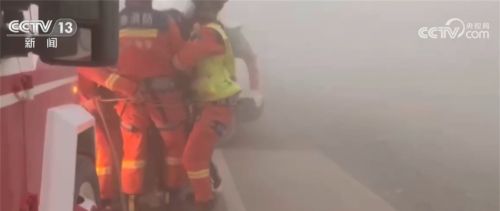 降雪+大风致人员车辆被困 新疆交警和消防部门紧急救援
