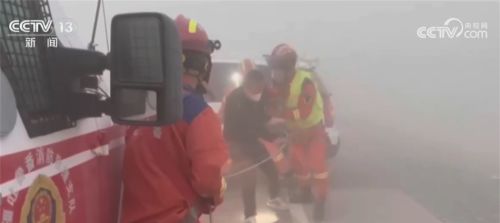 降雪+大风致人员车辆被困 新疆交警和消防部门紧急救援