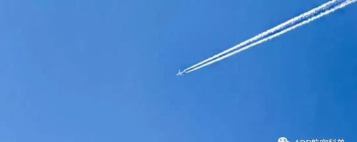飞机为什么飞过后在天空留下一条白线(飞机在天上飞过为什么会留下白线)