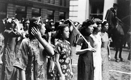 1938年，美国女华侨拉大旗募捐抗日经费，身着旗袍展现东方美