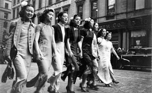 1938年，美国女华侨拉大旗募捐抗日经费，身着旗袍展现东方美