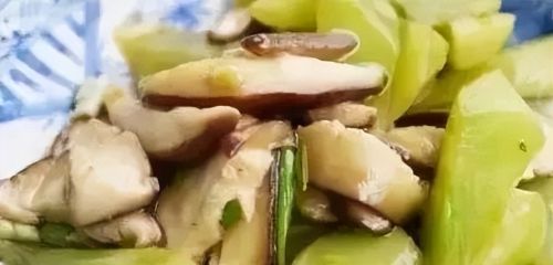 这个绿叶菜是“痛风炸弹”？90%的人搞错！不升尿酸、改善失眠、一口爽脆两口香